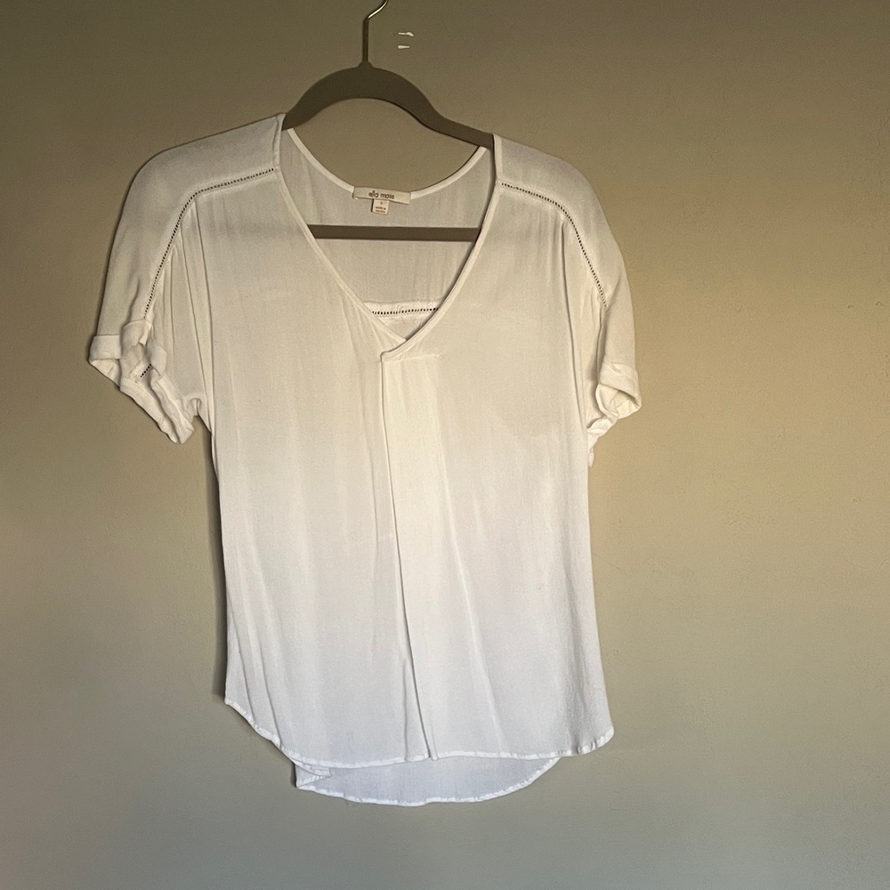 ella moss white pleated vneck short sleeve 
sz s , beautiful details